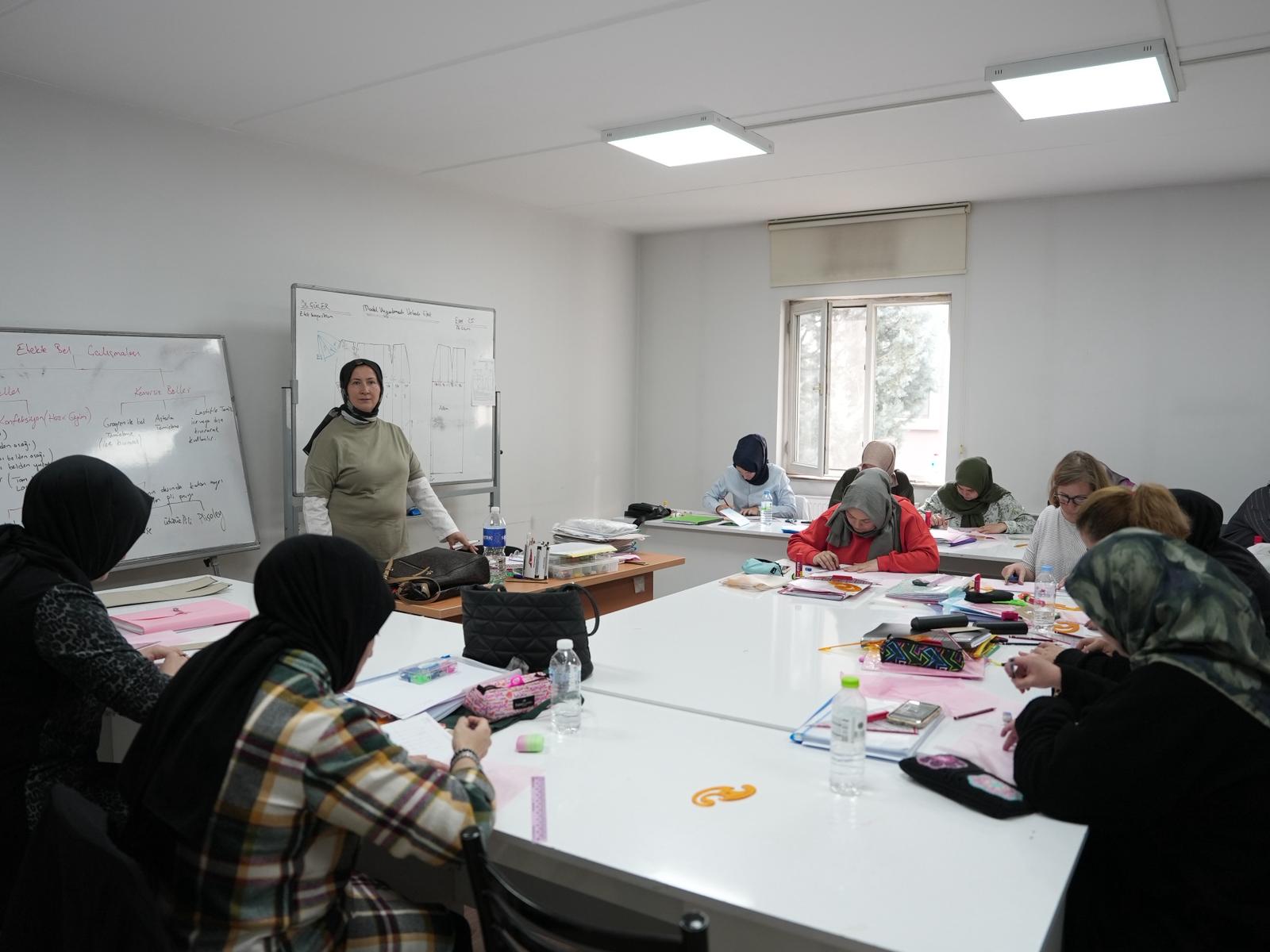 Belmek’in Kursları Yoğun İlgi Görüyor Düzce Belediyesi Meslek Edindirme Kursları (BELMEK), Aziziye Ana Binası’nda kursiyerlerini