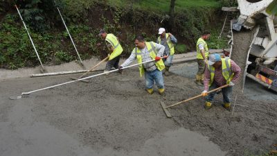 Altınordu Belediyesi, kırsal mahallelerde yürüttüğü ulaşım altyapısı güçlendirme çalışmalarıyla vatandaşların