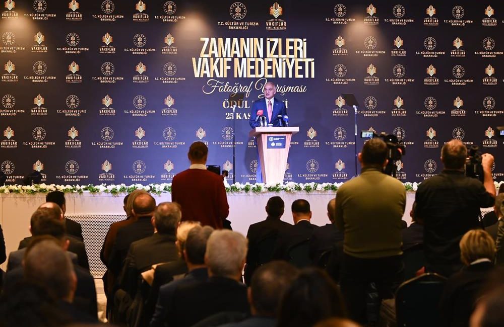 Bakan Ersoy Ayasofya’da Son Noktayı Koydu! Özgün Doku Titizlikle Korunuyor Ayasofya’da yürütülen restorasyon çalışmalarının bilimsel bir seferberlik olduğunu söyleyen Bakan