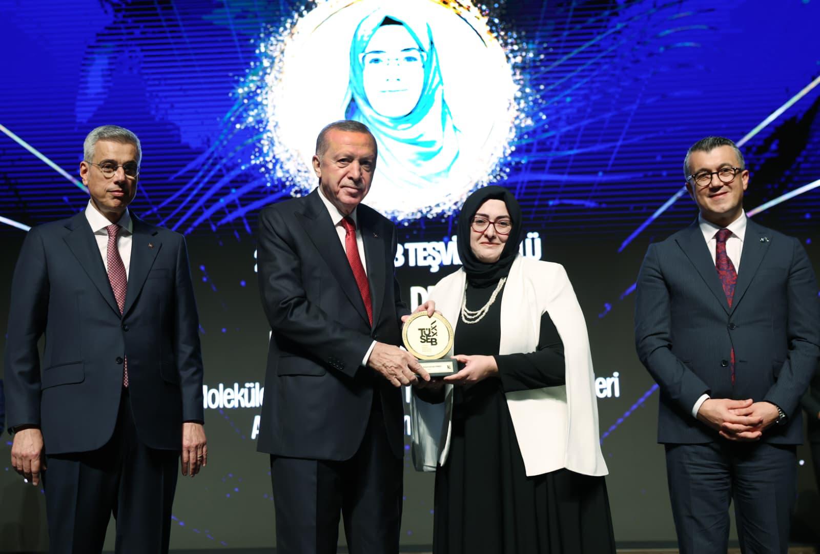 Cumhurbaşkanı Erdoğan, TÜSEB Aziz Sancar Bilim, Hizmet ve Teşvik Ödülleri Töreni’nde konuştu Cumhurbaşkanı Recep Tayyip Erdoğan, Beştepe Millet Kongre ve Kültür Merkezi’nde