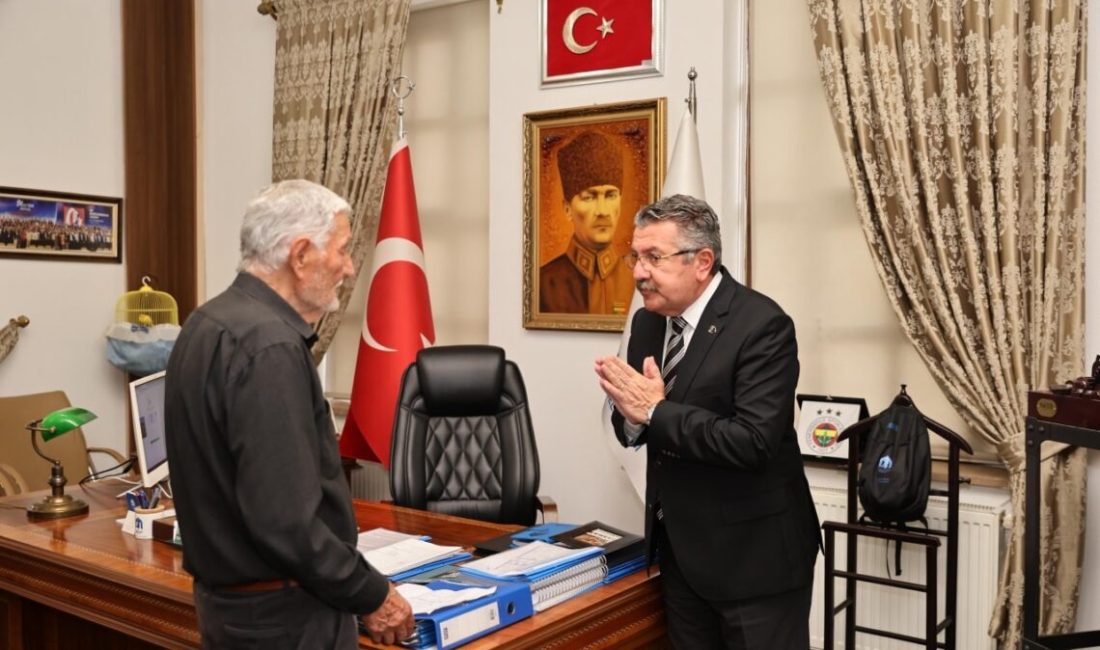 Başkan, Halk Gününde Hemşehrilerinin Taleplerini Dinledi Merzifon Belediye Başkanı Alp KARGI, bugünkü yoğun halk günü mesaisinde