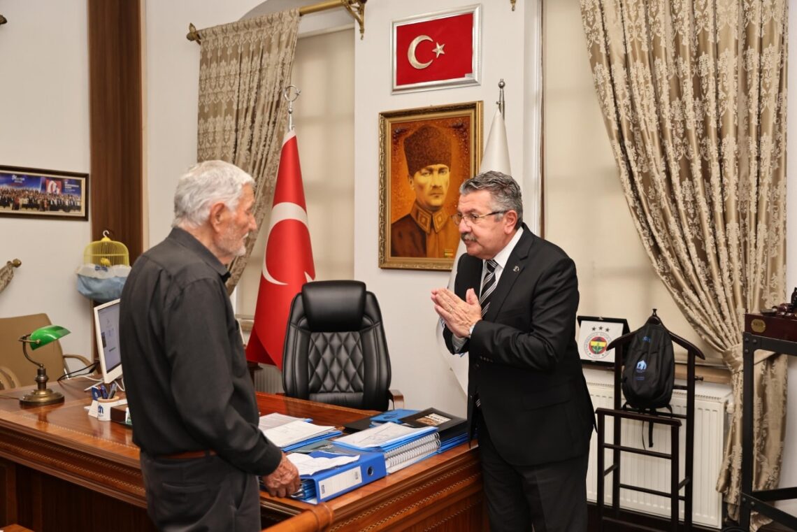 Başkan, Halk Gününde Hemşehrilerinin Taleplerini Dinledi Merzifon Belediye Başkanı Alp KARGI, bugünkü yoğun halk günü mesaisinde