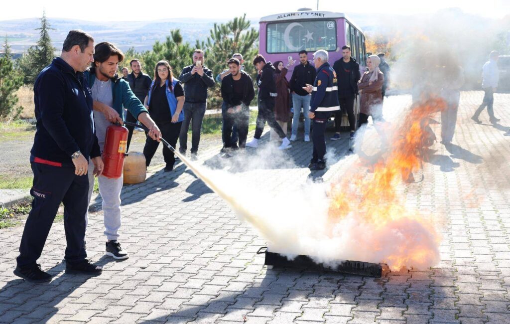 KYK Yurdu’nda Yangın Tatbikatı Gerçekleştirildi Zile Belediyesi İtfaiye Müdürlüğü ekipleri tarafından ilçemizde yangın güvenlik tedbirleri