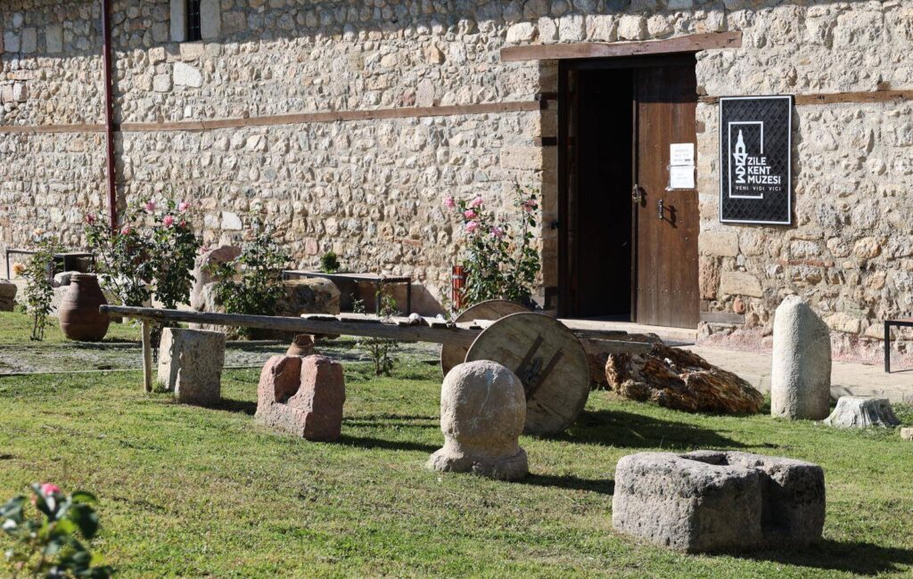 Zile Kalesi’nde Bakım ve Onarım Çalışmaları Tamamlandı Zile Belediyesi Park ve Bahçeler Müdürlüğü ekipleri tarafından ilçemizin en
