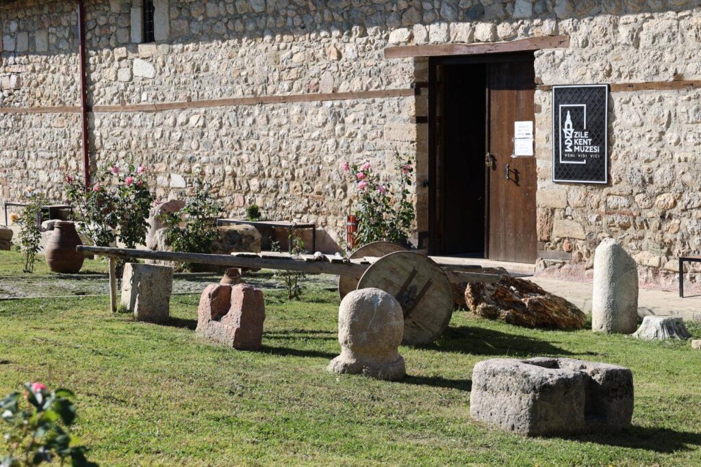 Zile Kalesi’nde Bakım ve Onarım Çalışmaları Tamamlandı Zile Belediyesi Park ve Bahçeler Müdürlüğü ekipleri tarafından ilçemizin en