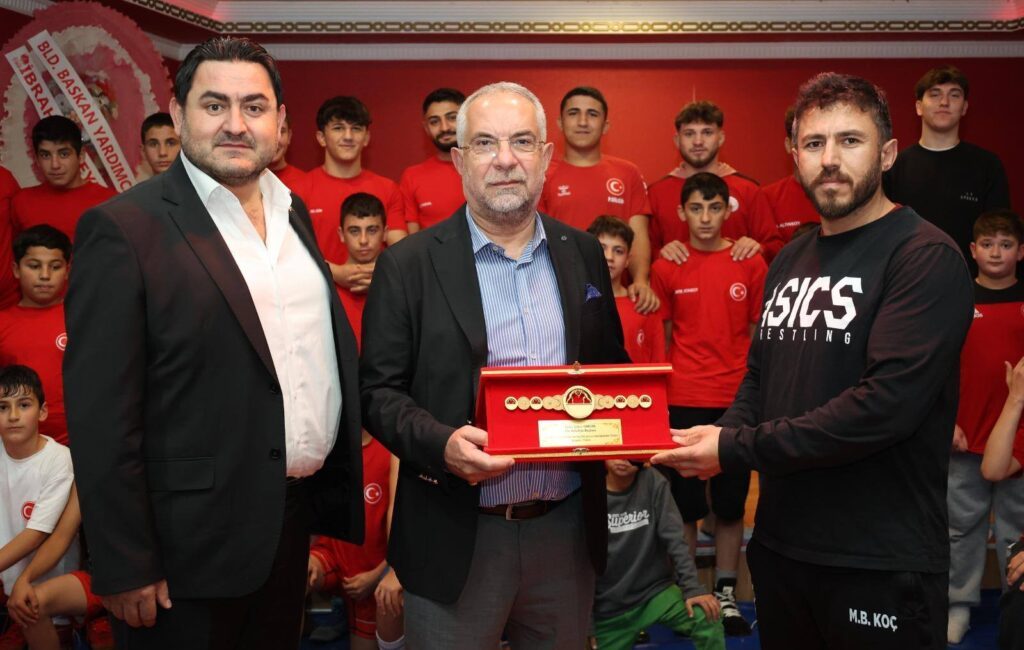 Zile Belediyesi’nden Güreş Takımına Anlamlı Destek Zile Belediyesi, ilçede faaliyet gösteren güreş takımının salon sıkıntısını çözerek