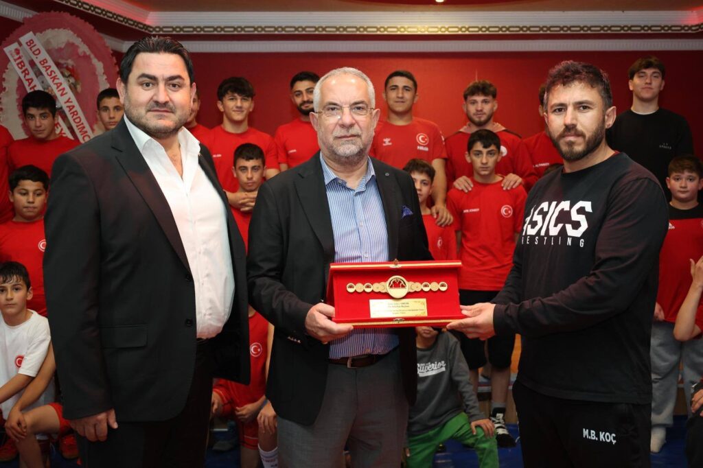 Zile Belediyesi’nden Güreş Takımına Anlamlı Destek Zile Belediyesi, ilçede faaliyet gösteren güreş takımının salon sıkıntısını çözerek