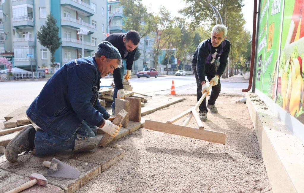 Zile Belediyesi Fen İşleri Müdürlüğü ekipleri, şehir genelinde yürütülen altyapı