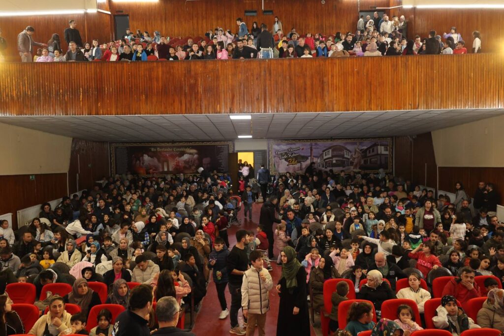 Zile Belediyesi tarafından düzenlenen çocuk tiyatrosu etkinliği, bu Cuma akşamı