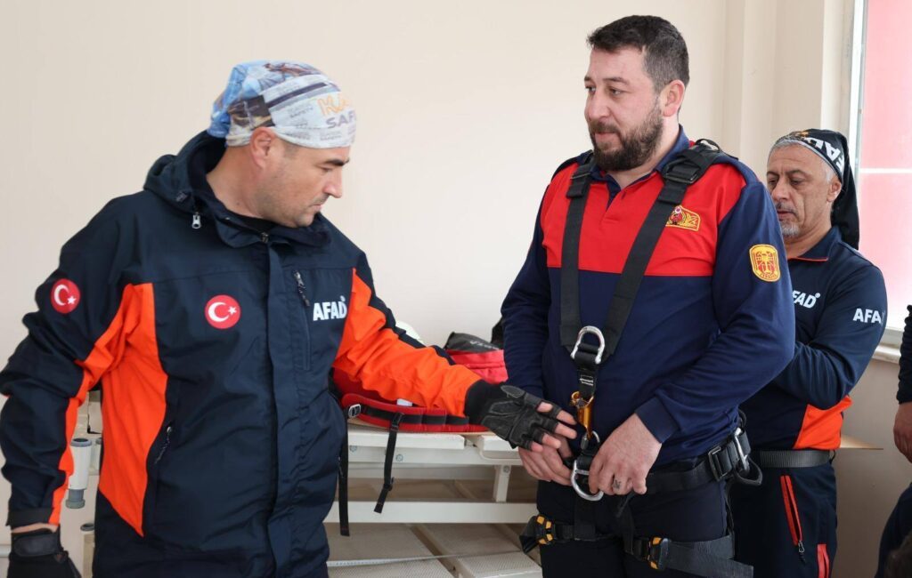 Zile’de Afet Hazırlığı İçin Uygulamalı Eğitim Düzenlendi Afete hazırlık eğitimleri kapsamında Tokat AFAD İl Müdürlüğü koordinesinde, Zile