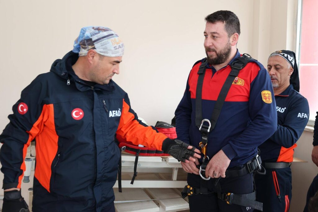 Zile’de Afet Hazırlığı İçin Uygulamalı Eğitim Düzenlendi Afete hazırlık eğitimleri kapsamında Tokat AFAD İl Müdürlüğü koordinesinde, Zile