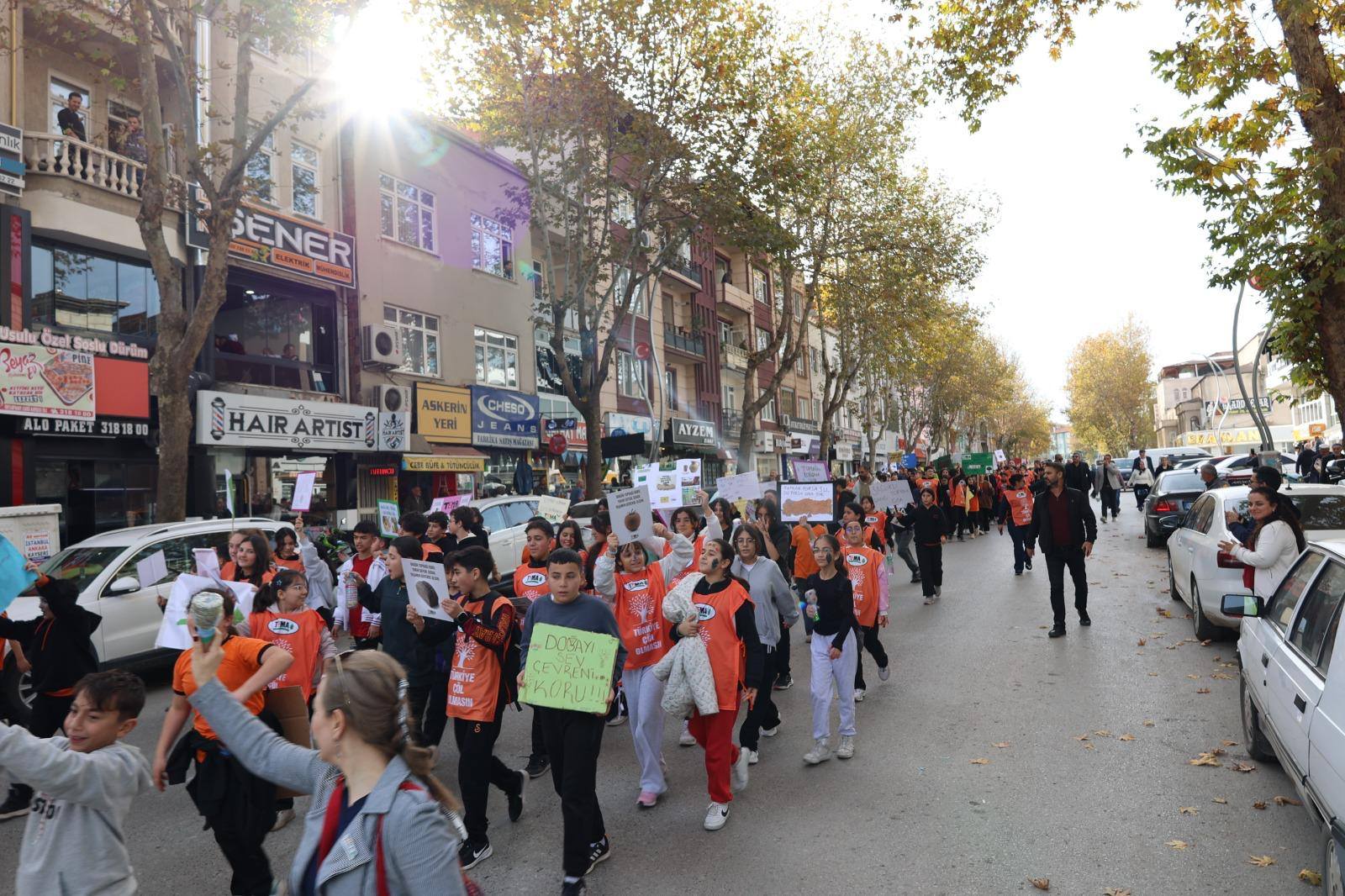 TEMA’nın “Kuraklık ve Gıda Güvenliği” Yürüyüşüne Yoğun Katılım TEMA Vakfı İlçe Sorumluluğu tarafından bugün saat 13.30’da İlçe Stadyumu