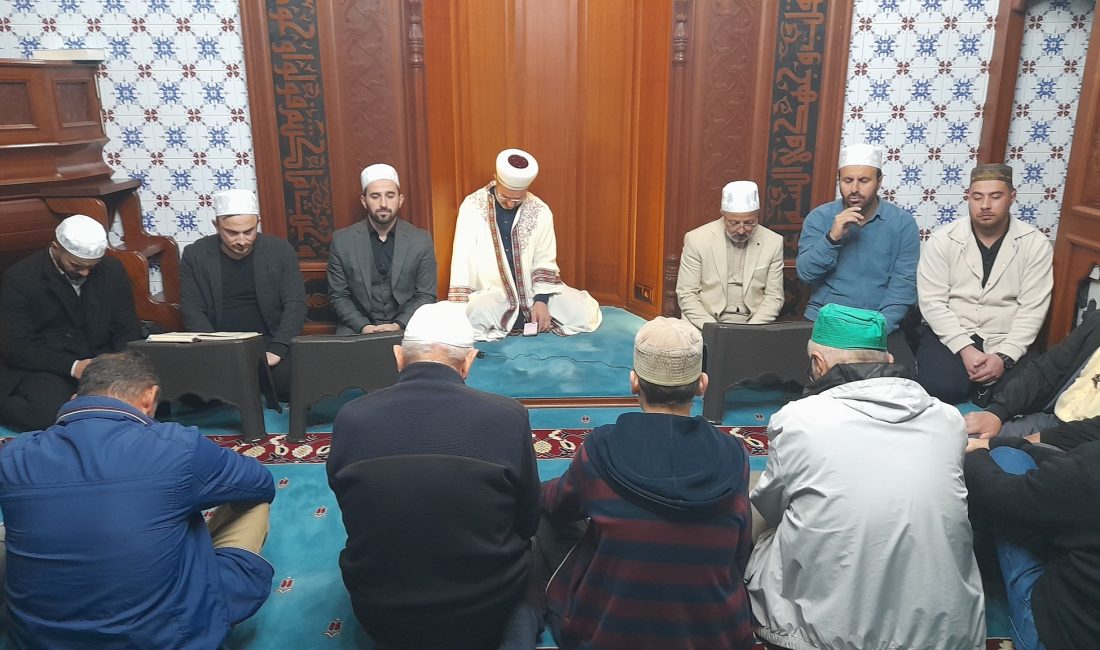 “Cuma Geceleri Ailece Camide Buluşuyoruz” programı kapsamında Ardeşen Kaymakamı Ferhat