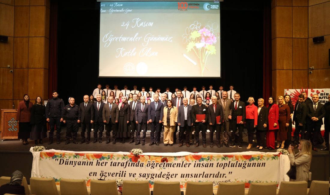 İsmail Kahraman Kültür Merkezi’nde düzenlenen 24 Kasım Öğretmenler günü programı