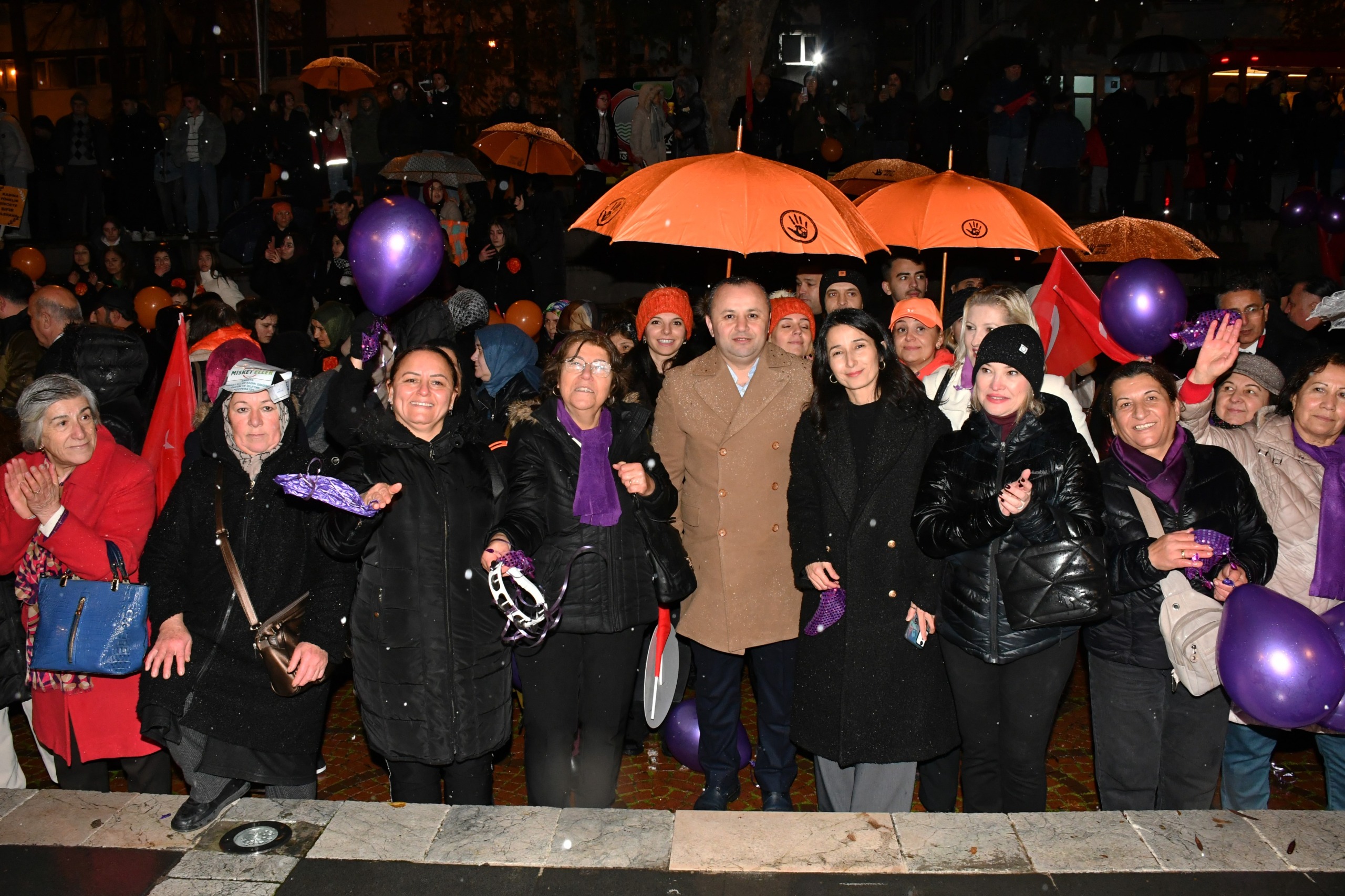 Sevindi: ‘Kadına yönelik şiddet yalnızca bir suç değil, toplumsal bir utançtır’ Amasya Belediye Başkanı Av. Turgay Sevindi, 25 Kasım Kadına Yönelik