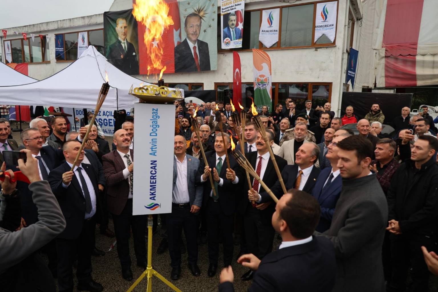 Arhavi’de uzun süredir yürütülen altyapı çalışmalarının tamamlanmasıyla birlikte doğal gazın