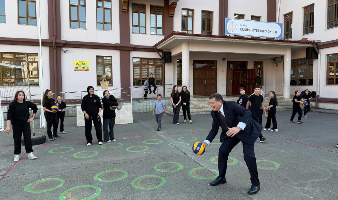 Başkan Yalçınkaya’dan Cumhuriyet Ortaokuluna Ziyaret Bartın Belediye Başkanı Muhammet Rıza Yalçınkaya, kent genelindeki eğitim kurumlarına