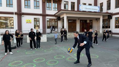 Bartın Belediye Başkanı Muhammet Rıza Yalçınkaya, kent genelindeki eğitim kurumlarına