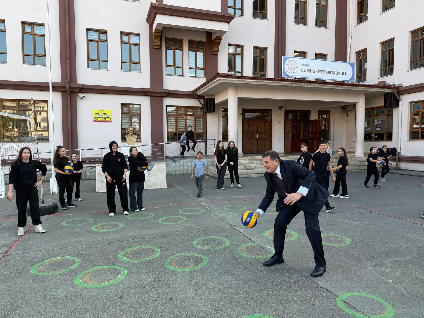 Bartın Belediye Başkanı Muhammet Rıza Yalçınkaya, kent genelindeki eğitim kurumlarına