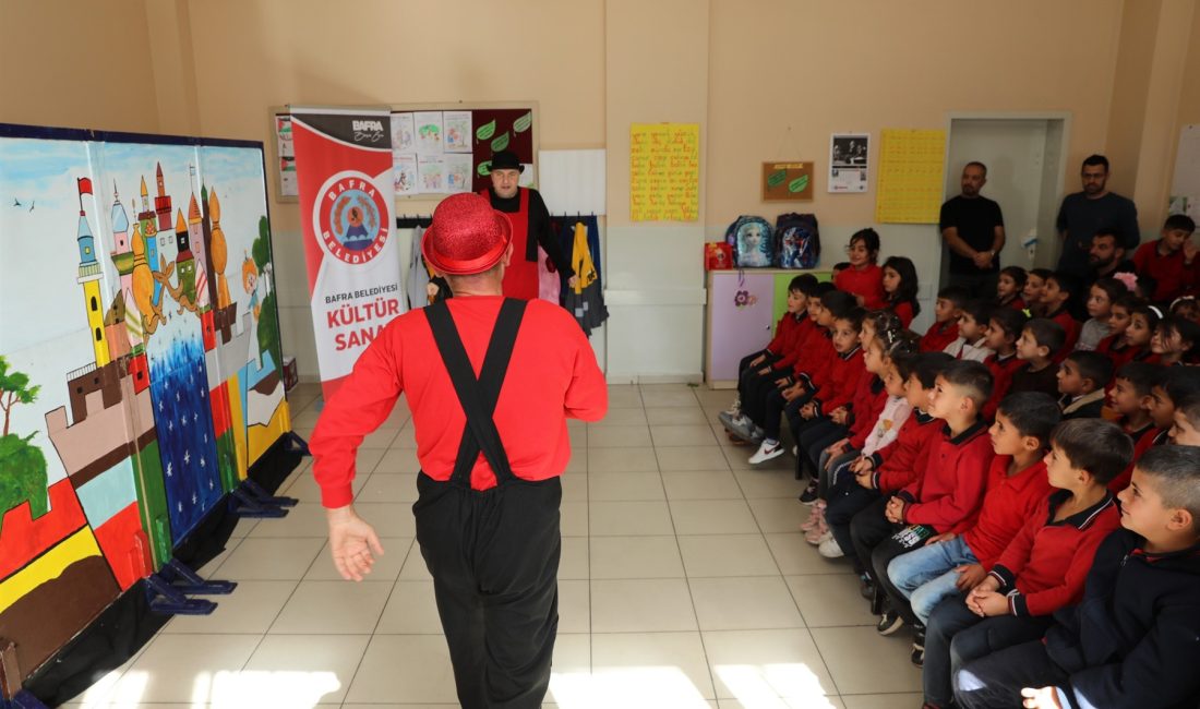Çocuk tiyatrosu merkeze gelemeyen öğrencilerin ayağına götürüldü. Bafra Belediyesi Tiyatroyu minik yüreklerle buluşturmaya devam ediyor.Çocuk tiyatrosu merkeze