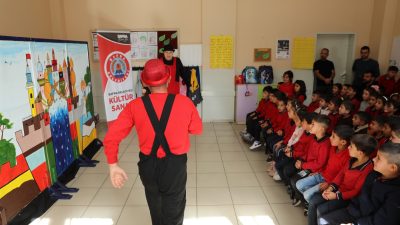 Bafra Belediyesi Tiyatroyu minik yüreklerle buluşturmaya devam ediyor.Çocuk tiyatrosu merkeze