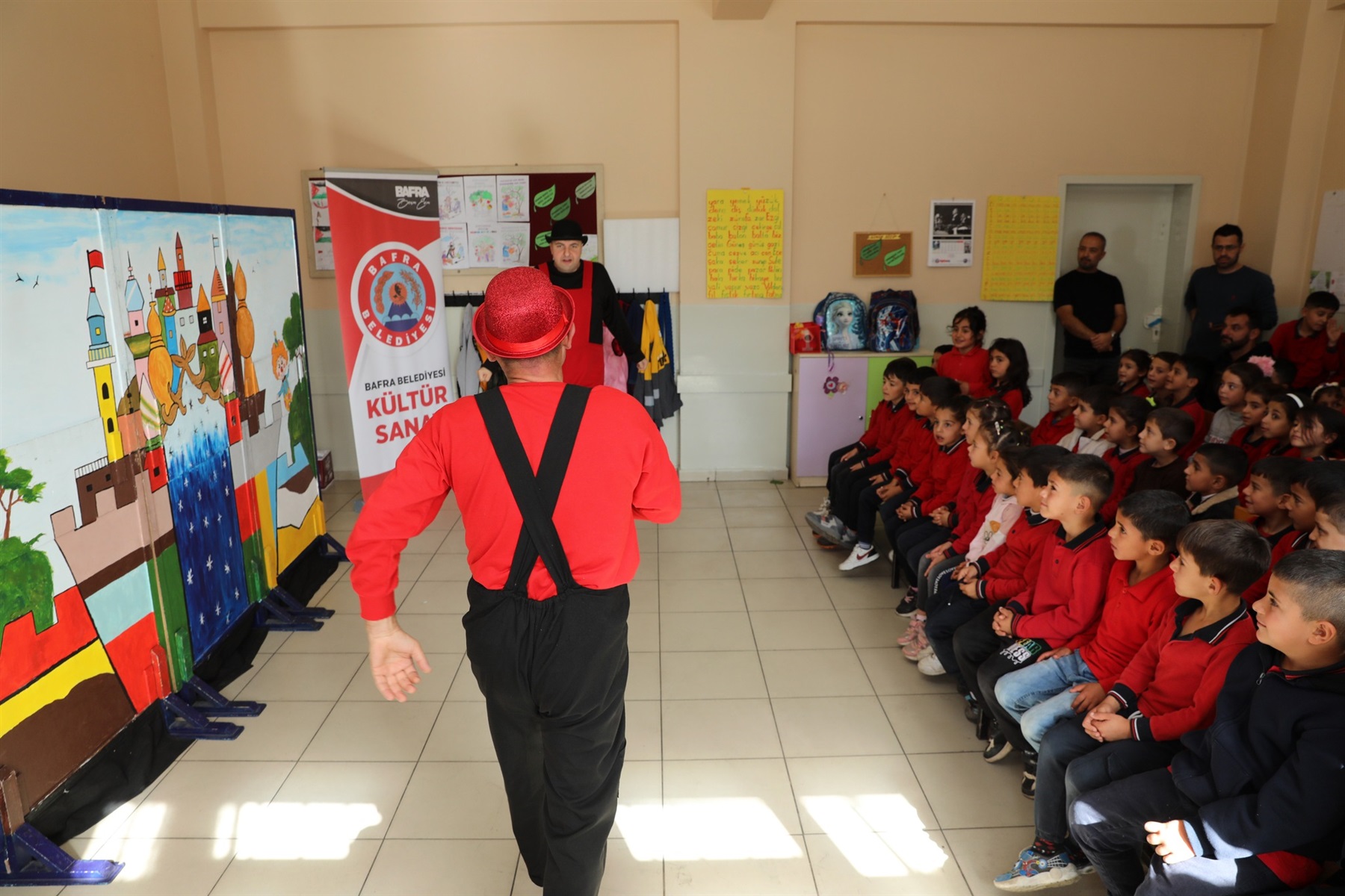 Bafra Belediyesi Tiyatroyu minik yüreklerle buluşturmaya devam ediyor.Çocuk tiyatrosu merkeze