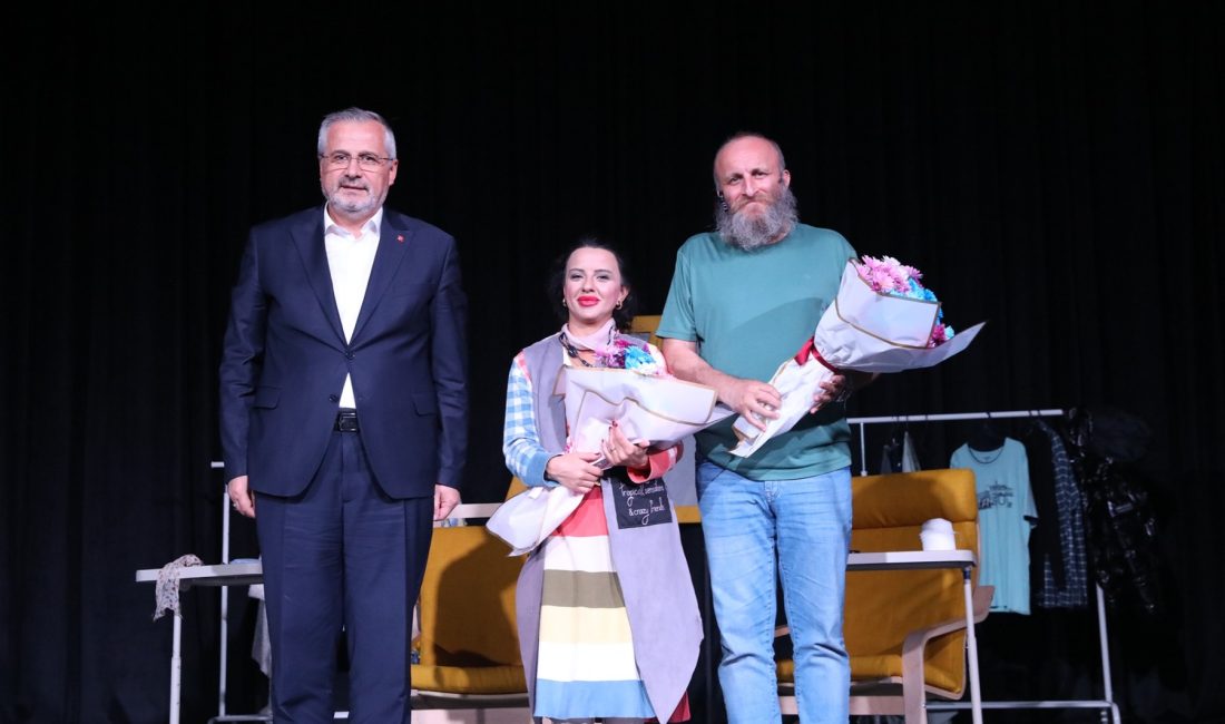 “Parça Tesirli Pazarlar” Oyununa Yoğun İlgi Bafra Belediyesi tarafından organize edilen kültür ve sanat gecesinde, başrollerini
