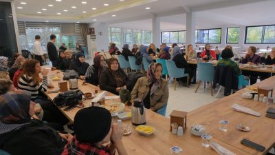 Bolu Belediye Başkanı Tanju Özcan, Karamanlı Mahallesi’nde ikamet eden kadınlarla