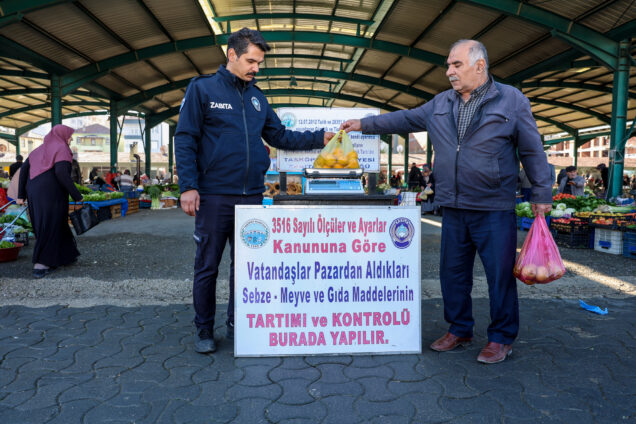Taşköprü’de Zabıta Ekipleri Halk Pazarlarında Tartı Kontrollerini Artırdı Kastamonu’nun Taşköprü Belediyesi, ilçe genelinde kurulan halk pazarlarında alışveriş güvenliğini
