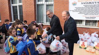 Arhavi Belediyesi’nin yürüttüğü “Sağlıklı Ürünler Projesi” kapsamında ilkokul öğrencilerine glütensiz