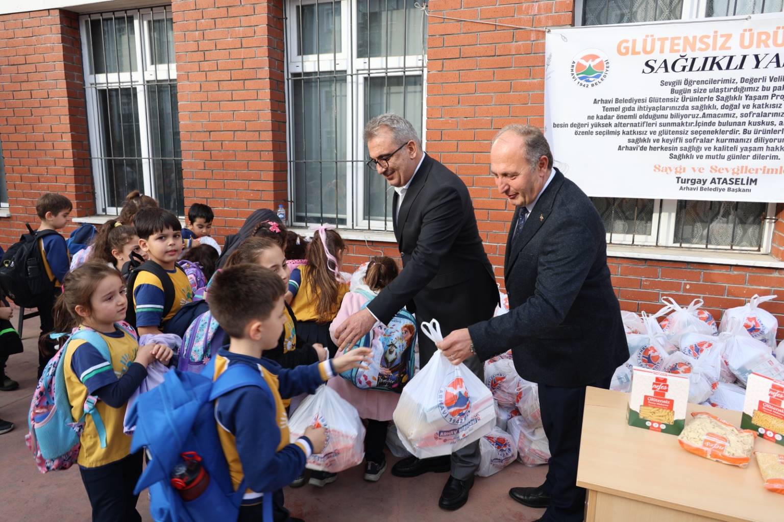 Arhavi Belediyesi’nin yürüttüğü “Sağlıklı Ürünler Projesi” kapsamında ilkokul öğrencilerine glütensiz