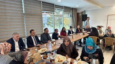 Bolu Belediye Başkanı Tanju Özcan, Karaçayır Sosyal Tesisi’nde düzenlediği kahvaltı
