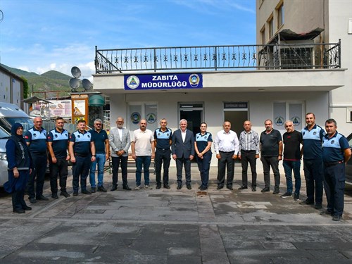 Belediye Başkanı Erdem, Nedeniyle Zabıta Ekibini Ziyaret Etti Artvin Belediye Başkanı Bilgehan Erdem, Zabıta Müdürlüğünü ziyaret etti. Başkan