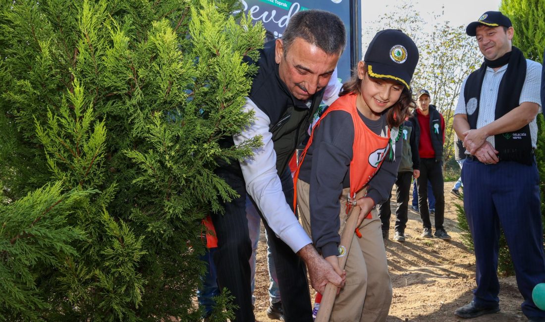Vali Osman Hacıbektaşoğlu ve Hanımefendi Güney Hacıbektaşoğlu, Milli Ağaçlandırma Günü Kapsamında Fidan Dikim Etkinliğine Katıldı 11 Kasım Milli Ağaçlandırma Günü kapsamında, ülke genelinde olduğu gibi