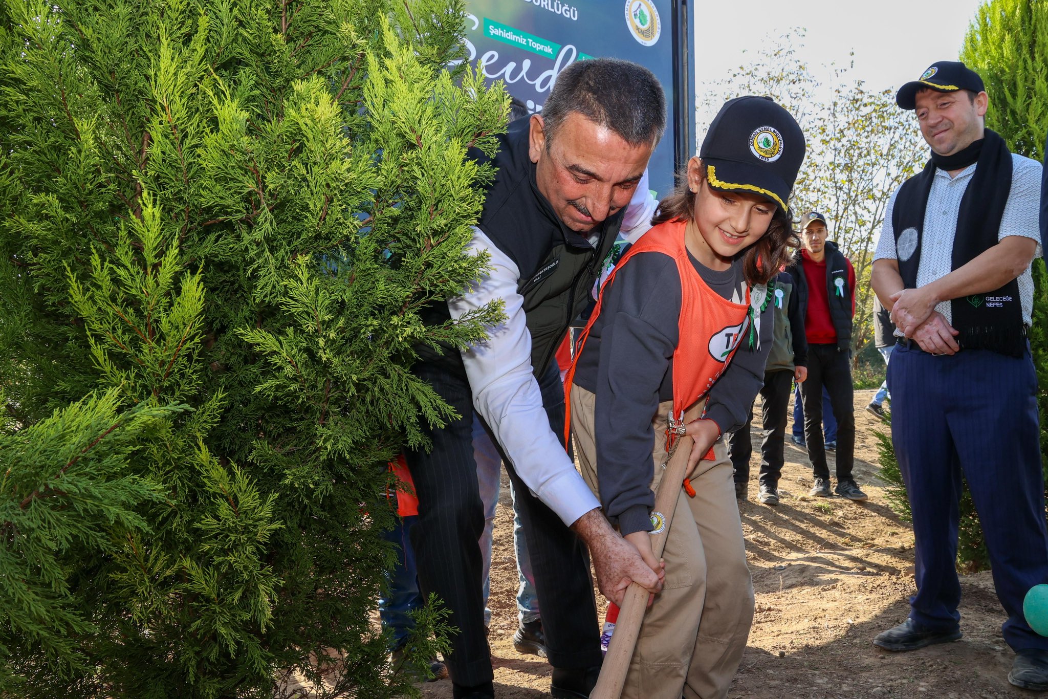 Vali Osman Hacıbektaşoğlu ve Hanımefendi Güney Hacıbektaşoğlu, Milli Ağaçlandırma Günü Kapsamında Fidan Dikim Etkinliğine Katıldı 11 Kasım Milli Ağaçlandırma Günü kapsamında, ülke genelinde olduğu gibi