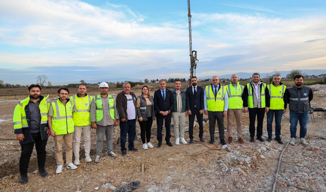 Şehrin spor geleceğine modern dokunuş: Projede işlemler hız kazandı Adapazarı Karakamış’taki spor salonu projesinde devam eden çalışmaları yerinde inceleyen