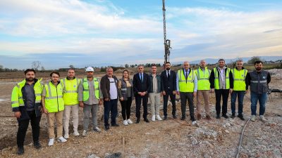 Adapazarı Karakamış’taki spor salonu projesinde devam eden çalışmaları yerinde inceleyen