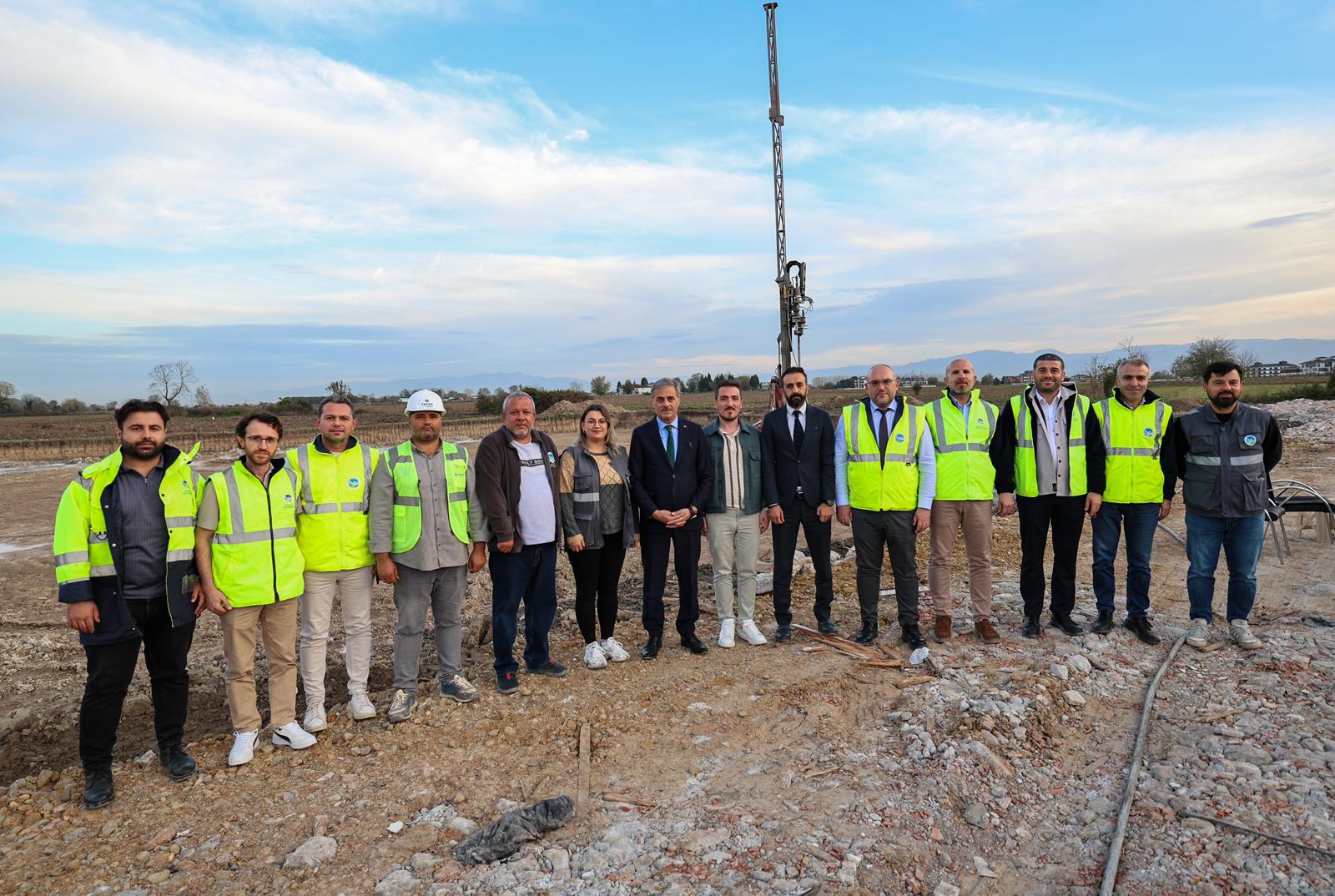 Adapazarı Karakamış’taki spor salonu projesinde devam eden çalışmaları yerinde inceleyen