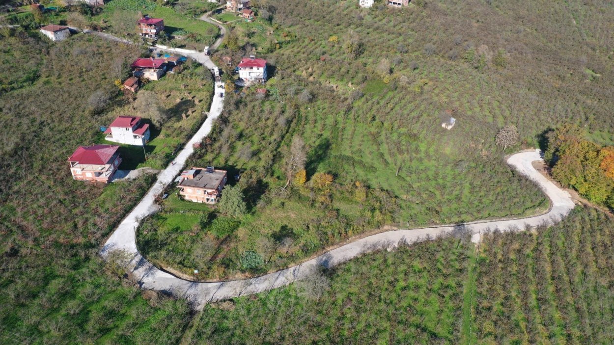 Ordu Büyükşehir Belediyesi Ünye’de Beton Yol Çalışmalarını Hızlandırdı Ordu Büyükşehir Belediyesi, kent genelinde yürüttüğü sıcak asfalt ve beton