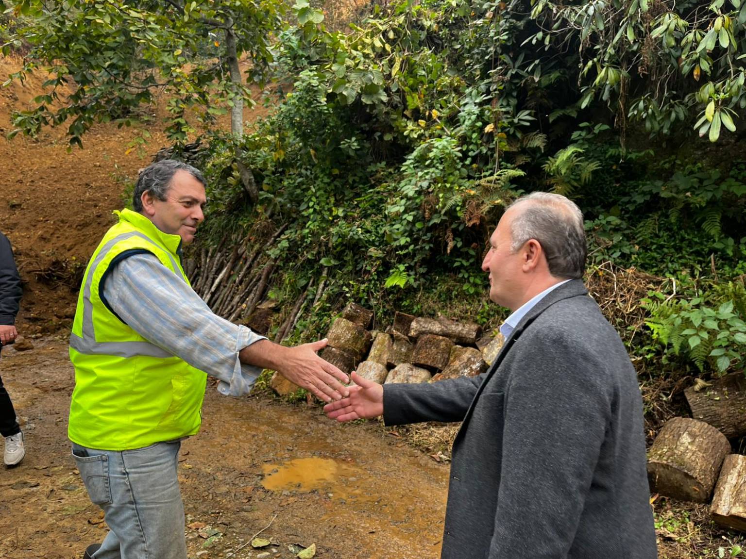 Arhavi Belediye Başkanı Turgay Ataselim, Yukarı Hacılar Mahallesi’nde yürütülen çalışmaları