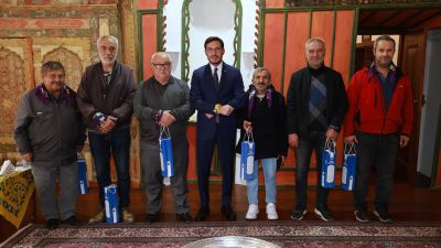 Tokat’ta yıllardır açık alanlarda zor şartlarda çalışan ayakkabı boyacıları, Tokat