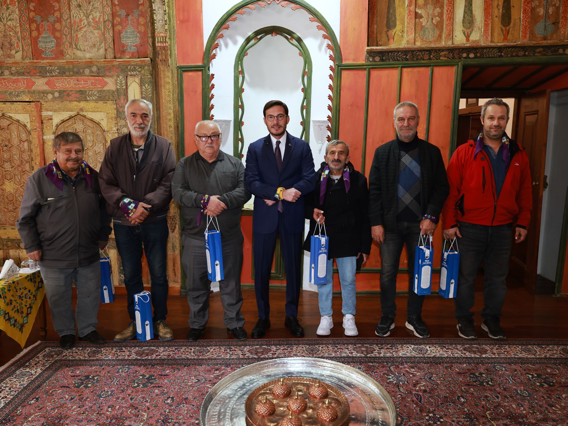 Yeni Dükkanlarına Kavuşan Ayakkabı Boyacıları’ndan Başkan Yazıcıoğlu’na Teşekkür Ziyareti Tokat’ta yıllardır açık alanlarda zor şartlarda çalışan ayakkabı boyacıları, Tokat