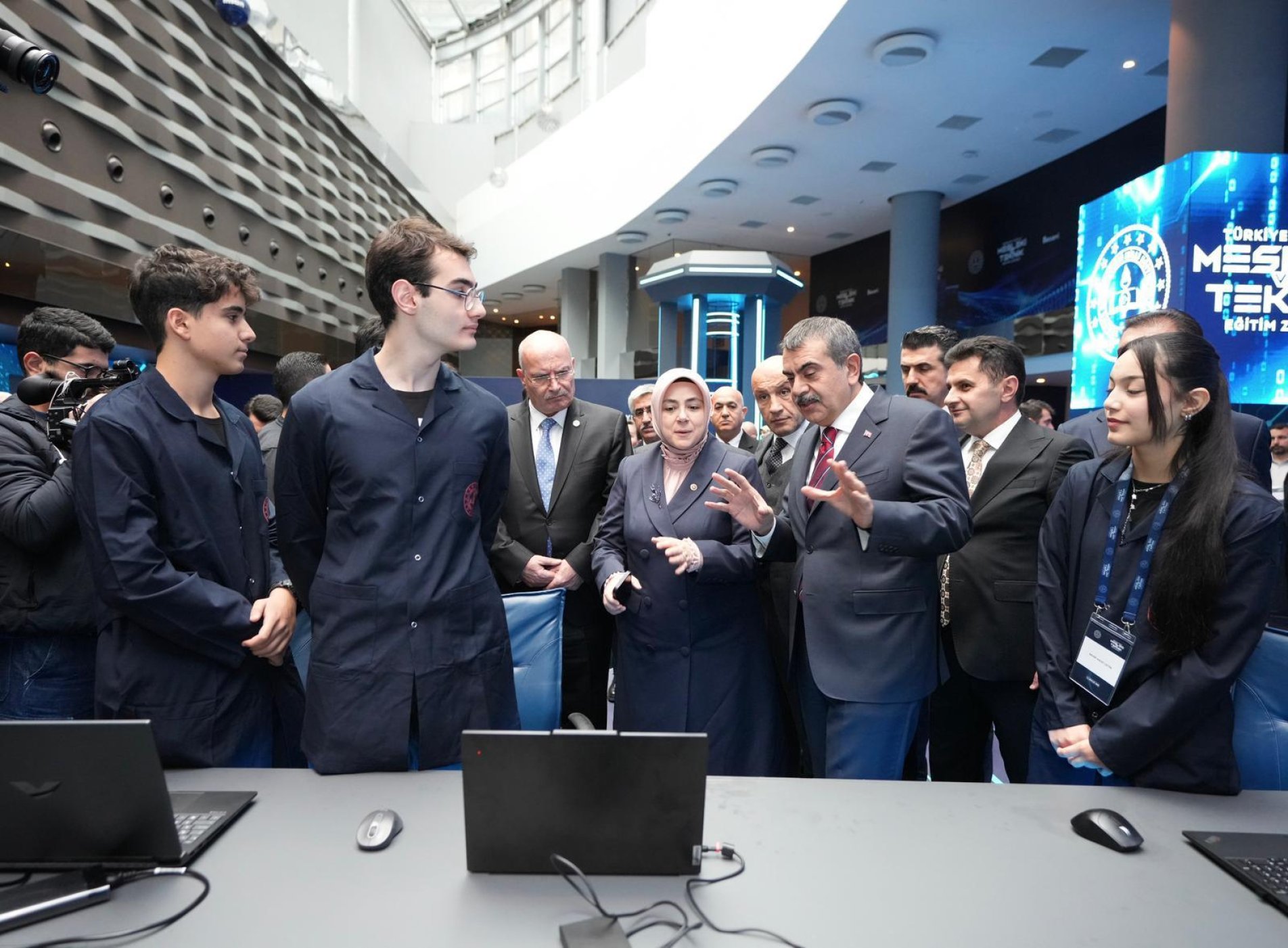 Bakan Tekin, “Türkiye Yüzyılı Mesleki Ve Teknik Eğitim Zirvesi”ne Katıldı Millî Eğitim Bakanı Yusuf Tekin, İstanbul’da düzenlenen “Türkiye Yüzyılı Mesleki