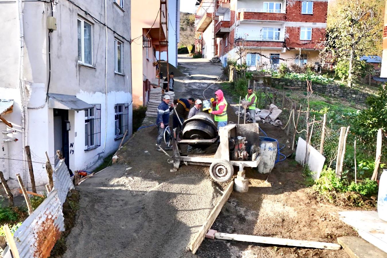 Giresun Belediyesi, kent genelinde yürüttüğü yol iyileştirme çalışmalarına aralıksız devam