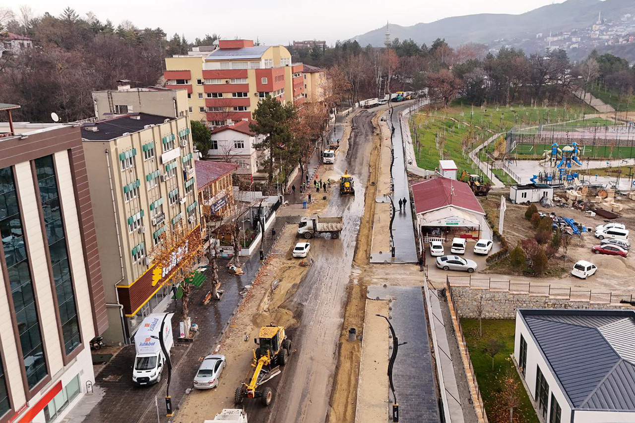 Ömer Lütfü Özaytaç Caddesi 1 Hafta Süreyle Trafiğe Kapatılacak Karabük Belediyesi, şehir merkezinde altyapı ve üstyapı çalışmalarını aralıksız sürdürüyor.