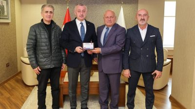 Sivil toplum kuruluşlarının temsilcilerini makamında ağırlayan Kocaeli Büyükşehir Belediye Başkanı