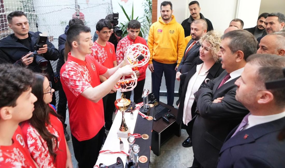 Bakan Tekin: Aldığımız Her Karar Mutlaka Bir Öğretmenler Odasında Konuşularak Alındı Millî Eğitim Bakanı Yusuf Tekin, Arnavutköy’deki İbrahim Özaydın Mesleki ve