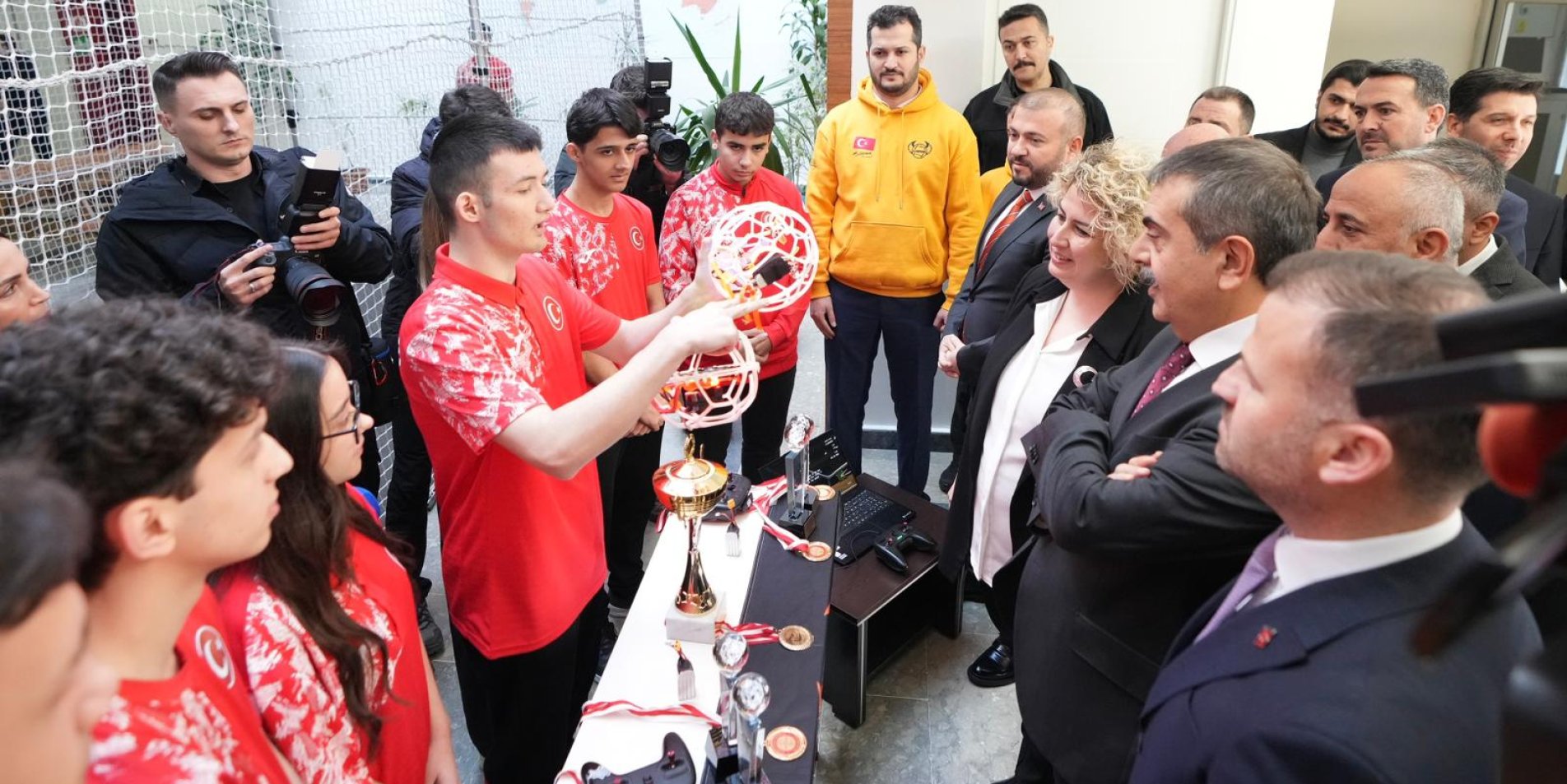 Bakan Tekin: Aldığımız Her Karar Mutlaka Bir Öğretmenler Odasında Konuşularak Alındı Millî Eğitim Bakanı Yusuf Tekin, Arnavutköy’deki İbrahim Özaydın Mesleki ve