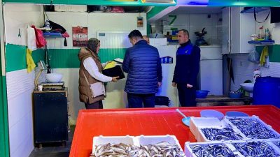 Giresun Belediyesi Zabıta Müdürlüğü ekipleri, şehir merkezindeki balık pazarında kapsamlı