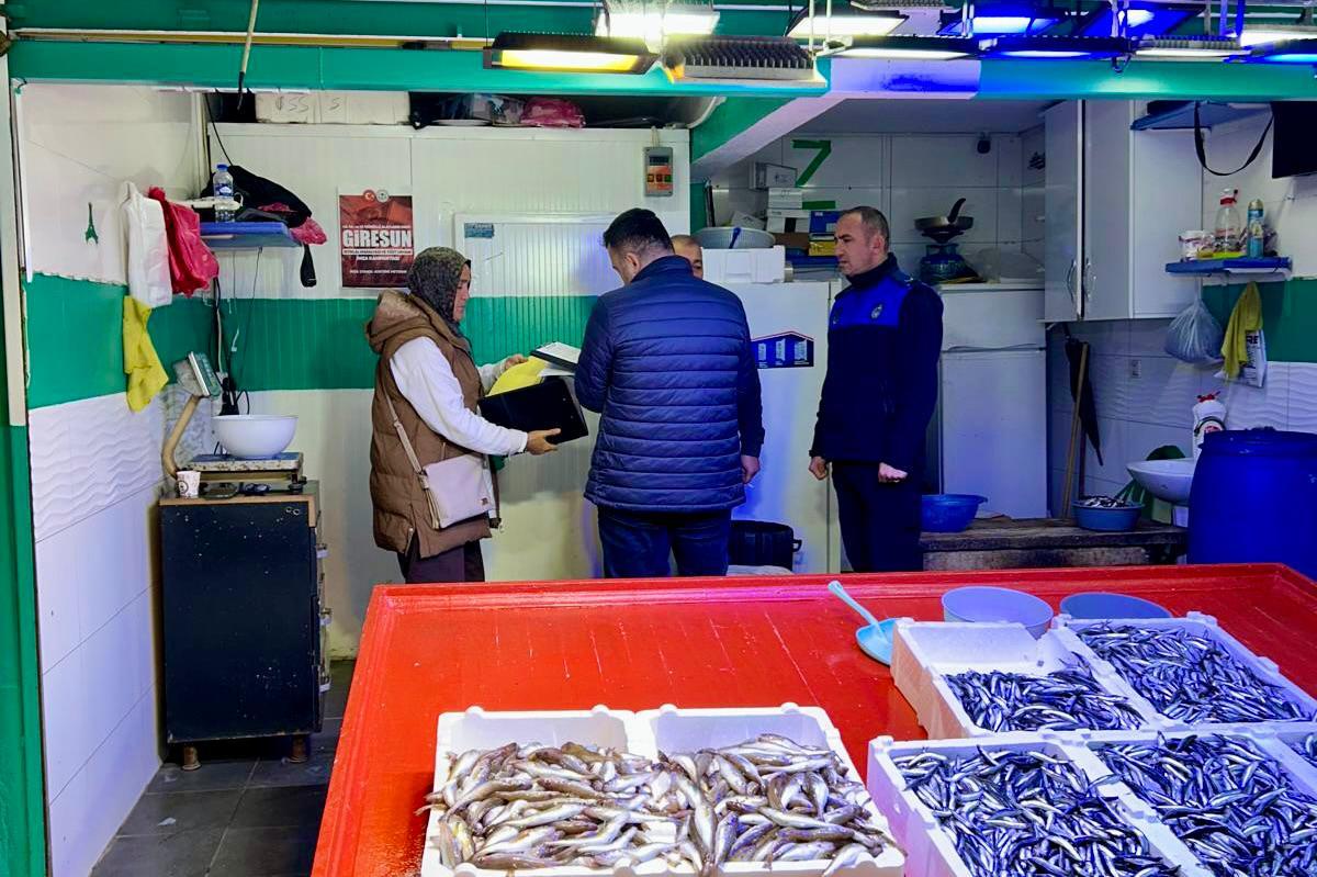 Zabıta Ekiplerinden Balık Pazarında Sıkı Denetim Giresun Belediyesi Zabıta Müdürlüğü ekipleri, şehir merkezindeki balık pazarında kapsamlı